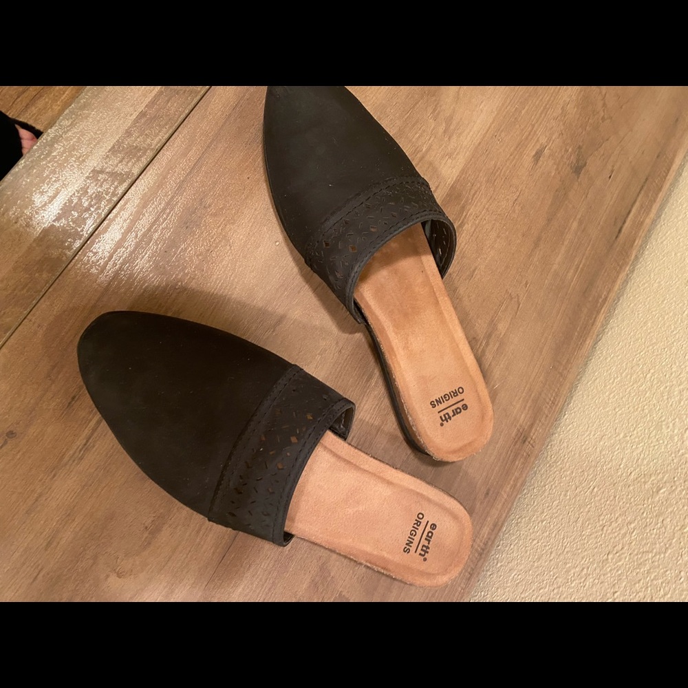 Earth Origins black suede slip on shoes. Size 9 women’s. Very comfortable